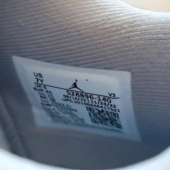 Air Jordan 11 Cement Grey - Picture 5 of 8